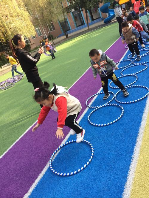 幼儿园小班体能游戏-幼儿园小班体能训练游戏